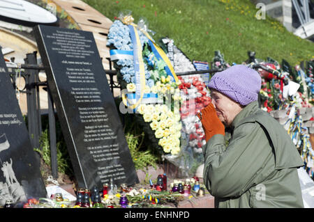 Kiev, Ucraina. Xxi Aprile, 2015. Una vecchia donna grida al memoriale per ucciso combattenti.Maidaïen piazza nel centro di Kiev ha un memoriale per le persone uccise durante la rivolta nel febbraio 2014. © Hans Van Rhoon/ZUMA filo/ZUMAPRESS.com/Alamy Live News Foto Stock