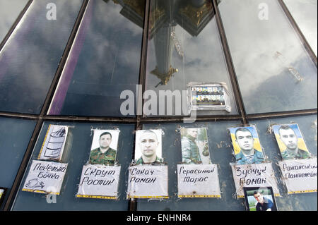 Kiev, Ucraina. Xxi Aprile, 2015. Piazza Maidan nel centro di Kiev ha un memoriale per le persone uccise durante la rivolta nel febbraio 2014. © Hans Van Rhoon/ZUMA filo/ZUMAPRESS.com/Alamy Live News Foto Stock