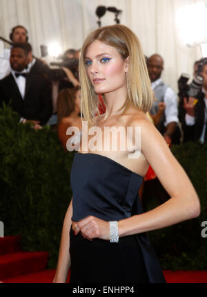 Il modello francese di Costanza Jablonski assiste il Costume 2015 Istituto beneficio di gala per celebrare la mostra " Cina: attraverso il Looking Glass' presso il Metropolitan Museum of Art di New York, USA, il 04 maggio 2015. Foto: Hubert Boesl/dpa - nessun filo SERVICE - Foto Stock