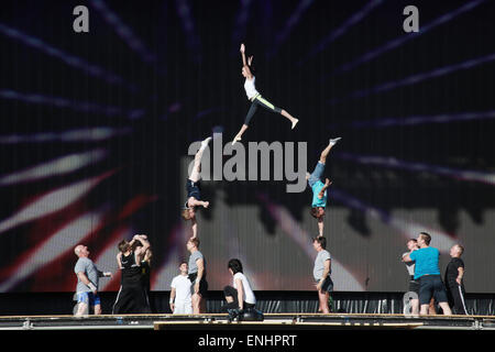 5 maggio 2015 - Las Vegas, Nevada, Stati Uniti d'America - Cirque du Soleil cast membri provano la loro grande spettacolo di apertura per il Rock in Rio presso la città di roccia in Las Vegas, Nevada. (Credito Immagine: © Marcel Thomas/ZUMA filo) Foto Stock