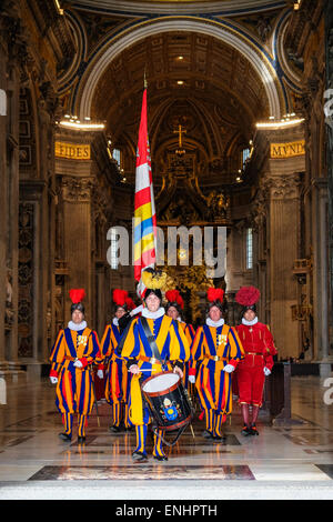 Città del Vaticano. 06 Maggio, 2015. Papa Francesco 06 maggio 2015 Udienza Generale in Piazza San Pietro guardie svizzere Credit: Davvero Facile Star/Alamy Live News Foto Stock