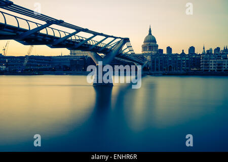 Guardando oltre il Tamigi da Millennium bridge a St Pauls Foto Stock