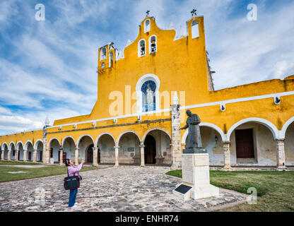 La statua di Papa Giovanni Paolo II a atrium (CORTILE) al Convento de San Antonio de padova, monastero di Izamal, Yucatan, Messico Foto Stock