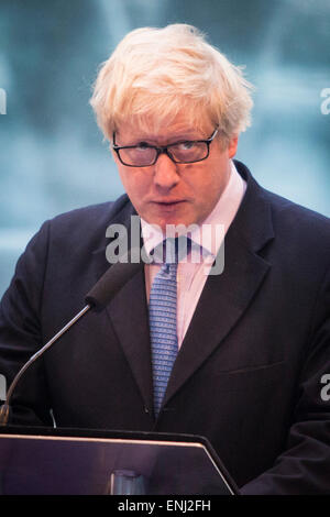 Regno Unito, Londra : Il sindaco di Londra Boris Johnson affronta i membri del gruppo di Londra presso il municipio di oggi per l'olocausto annuale Giorno Memoriale della cerimonia di commemorazione delle vittime della Shoah e altri atti di genocidio Foto Stock