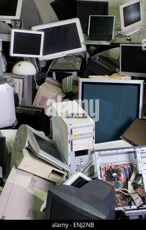 Scartati i computer in un palo a discarica Foto Stock