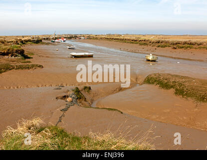 Una vista di Morston Creek a bassa marea in North Norfolk, Inghilterra, Regno Unito. Foto Stock