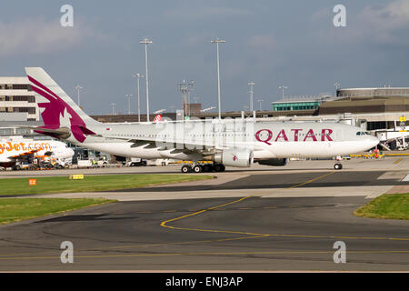 Qatar Airways Airbus A330, il rullaggio sull'Aeroporto Internazionale di Manchester. Foto Stock