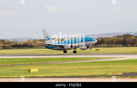 KLM Boeing 737 decollo dall'Aeroporto Internazionale di Manchester. Foto Stock