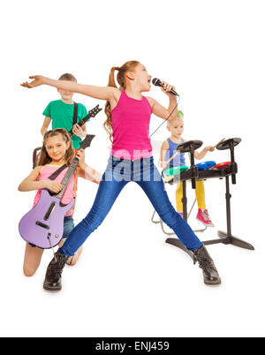 I bambini suonare strumenti musicali e una ragazza canta Foto Stock