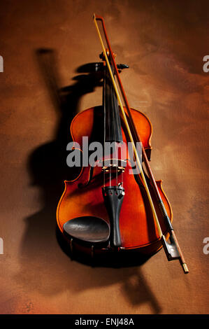 Vintage violino con ombra sul vecchio sfondo canvas Foto Stock