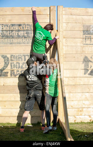 Donne che arrampicano la parete di 10 piedi e si aiutano a vicenda, dozzina sporca, Kent razze Foto Stock