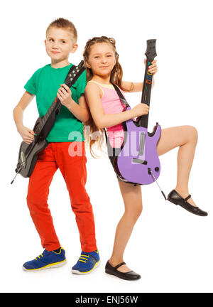 Ragazzo e una ragazza rock giocando sull'electro chitarre Foto Stock