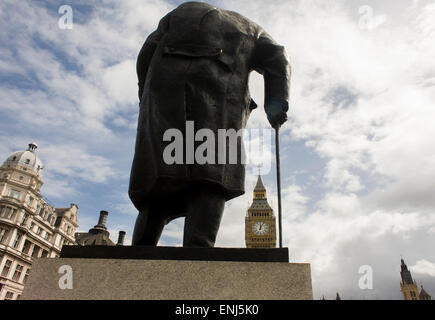 Statua di ex-primo ministro e statista, Winston Randolph Churchill sulla piazza del parlamento di Westminster, Londra centrale. Foto Stock