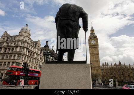 Statua di ex-primo ministro e statista, Winston Randolph Churchill sulla piazza del parlamento di Westminster, Londra centrale. Foto Stock