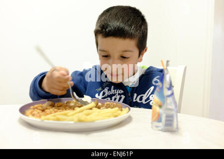 I bambini mangiano il pasto di prima colazione di Fry-up Foto Stock