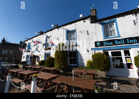 Villaggio di Kettlewell, nello Yorkshire, Inghilterra. Vista pittoresca del xvii secolo Blue Bell Inn su Kettlewell la corsia centrale. Foto Stock