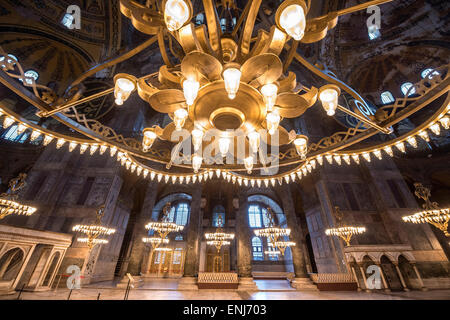 Lampadari sospesi nella Basilica di Aya Sofya, Sultanahmet, Istanbul, Turchia Foto Stock