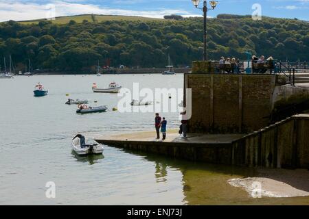 Persone in attesa per il traghetto sul Fiume Fowey a Fowey, Cornwall, Inghilterra. Contrasto elevato. Foto Stock