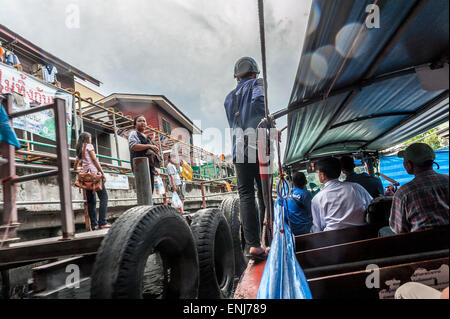 I passeggeri in attesa di bordo del Khlong Saen Saeb express barca. Bangkok. Della Thailandia Foto Stock