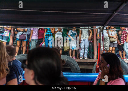 I passeggeri in attesa di bordo del Khlong Saen Saeb express barca. Bangkok. Della Thailandia Foto Stock