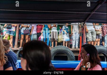 I passeggeri in attesa di bordo del Khlong Saen Saeb express barca. Bangkok. Della Thailandia Foto Stock