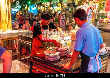 Ristoranti lungo il Khao San Road. Bangkok. Della Thailandia Foto Stock