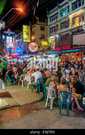 Commercianti di strada, la gente del posto e i turisti si mescolano lungo la Khao San Road di notte. Bangkok. Thailandia. Foto Stock