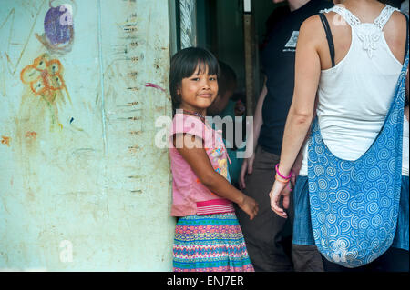 Studenti volontari ad aiutare una giovane ragazza dell'orfanotrofio a Sangkhlaburi. Kanchanaburi. Della Thailandia Foto Stock