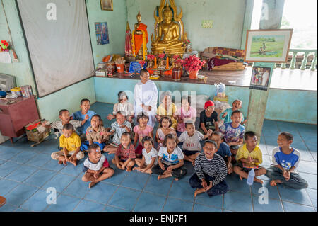 Un gruppo di bambini con la monaca buddista Pimjai Maneerat nell'orfanotrofio a Sangkhlaburi. La provincia di Kanchanaburi. Della Thailandia Foto Stock