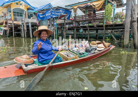 Imbarcazione locali del fornitore. Bangkok. Della Thailandia Foto Stock