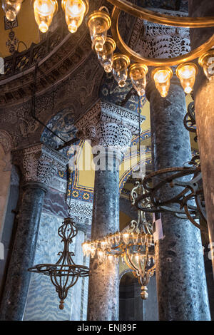 Colonne, capitelli e lampade sulla galleria superiore, Aya Sofya, Sultanahmet, Istanbul, Turchia Foto Stock