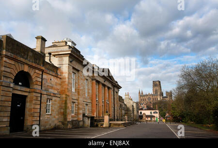 Durham Crown Court in Durham esterno con la Cattedrale di Durham in background Foto Stock