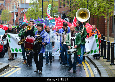 Il Jaydee Brass Band provenienti dai Paesi Bassi comporta un giorno di maggio sindacato rally in Londonderry, Irlanda del Nord Foto Stock