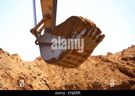 Vista ravvicinata di una pala di un escavatore su un sito in costruzione Foto Stock