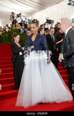 Alicia Keys e Jean-Paul Gaultier frequentare il Costume 2015 Istituto beneficio di gala per celebrare la mostra Cina: attraverso il Looking Glass al Metropolitan Museum of Art di New York, USA, il 04 maggio 2015. Foto: Hubert Boesl - nessun filo SERVICE - Foto Stock