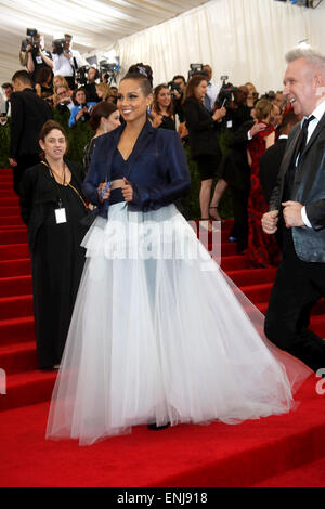 Alicia Keys e Jean-Paul Gaultier frequentare il Costume 2015 Istituto beneficio di gala per celebrare la mostra Cina: attraverso il Looking Glass al Metropolitan Museum of Art di New York, USA, il 04 maggio 2015. Foto: Hubert Boesl - nessun filo SERVICE - Foto Stock