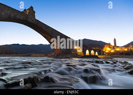 La fotografia notturna del ponte Gobbo nella città di Bobbio in Italia Foto Stock