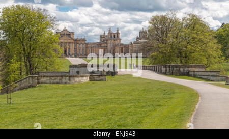 Il Grand Bridge da John Vanbrugh e il Palazzo di Blenheim, il luogo di nascita di Sir Winston Churchill, Woodstock, Oxfordshire, Inghilterra, Regno Unito. Foto Stock