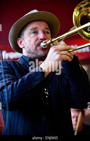 Les Swingin amanti Paddy Sherlock effettuando al 2015 città di Derry Jazz Festival. Foto Stock