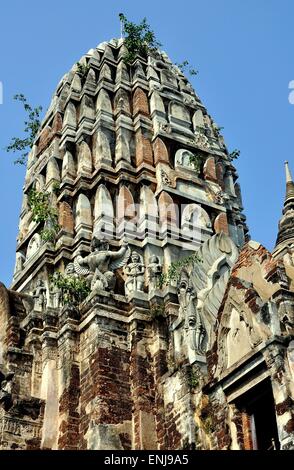 Ayutthaya, Thailandia: Khmer-stile Prang centrale decorato con il mitico garudas e statue risalenti al XIV secolo Foto Stock