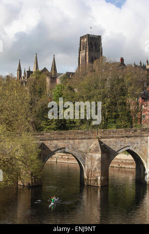 Ponte Elvet Durham City oltre il Fiume usura con la Cattedrale di Durham in background Foto Stock