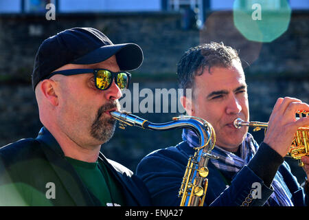 Arjan de Swart e Joep Habraken, Jaydee Brass Band, dai Paesi Bassi, effettuando al 2015 città di Derry Jazz Festival. Foto Stock