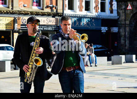 Arjan de Swart e Joep Habraken, Jaydee Brass Band, dai Paesi Bassi, effettuando al 2015 città di Derry Jazz Festival. Foto Stock