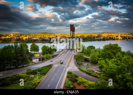 Vista serale del Fiume Williamette e Hawthorne Bridge, a Portland, Oregon. Foto Stock