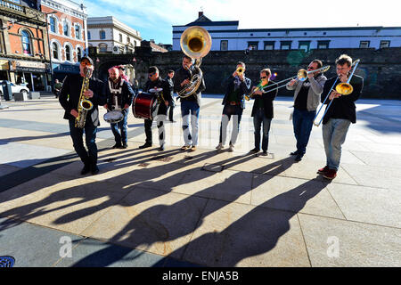 Il Jaydee Brass Band, dai Paesi Bassi, effettuando al 2015 città di Derry Jazz Festival. Foto Stock