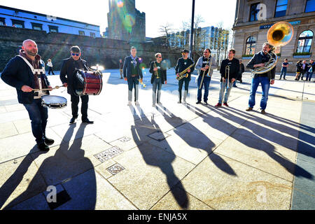 Il Jaydee Brass Band, dai Paesi Bassi, effettuando al 2015 città di Derry Jazz Festival. Foto Stock
