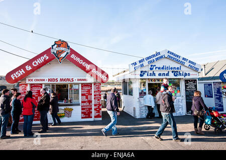 Pesce e patatine,chippy,negozi,hut,a,mare,Vista,a,West Bay,Bridport in Dorset su Jurassic Coast.popolare serie tv Broadchurch girati qui. Foto Stock