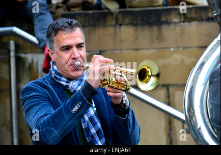 Joep Habraken dal Jaydee Brass Band, dai Paesi Bassi, effettuando al 2015 città di Derry Jazz Festival. Foto Stock