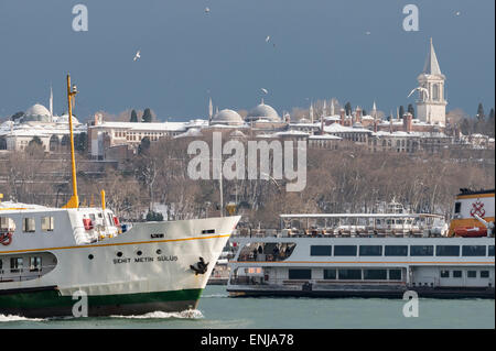 Guardando attraverso il Golden Horn verso il serraglio Point e la coperta di neve sulle cupole e guglie di Topkapi Palace Istanbul, Turchia. Foto Stock