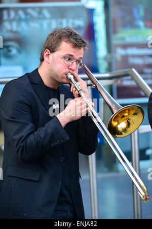 Sam Thomas dal Jaydee Brass Band, dai Paesi Bassi, effettuando al 2015 città di Derry Jazz Festival. Foto Stock